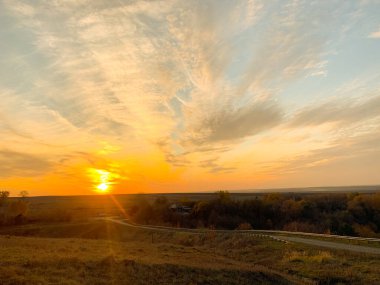 Tarlalar ve tepeler. Gün batımından birkaç dakika önce