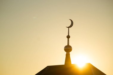Gün ışığında caminin minaresini kapatın.
