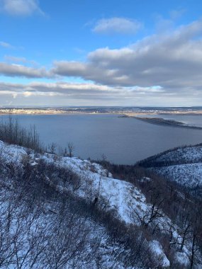 Tepeleri ve nehri olan kış manzarası