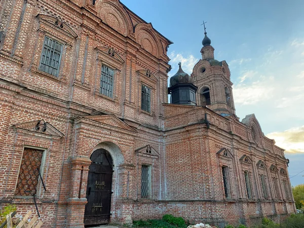 Руины Старой Церкви Красного Кирпича — стоковое фото