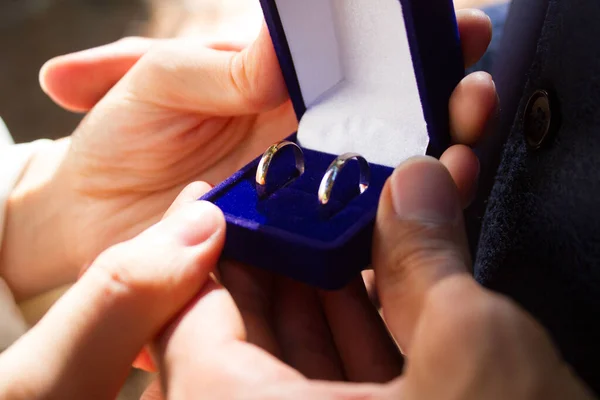 Kezében Menyasszony Vőlegény Gyűrűk — Stock Fotó
