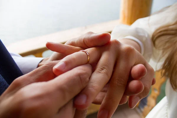 Руки Жениха Невесты Кольцами — стоковое фото