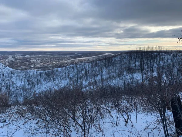 Paisagem Inverno Com Colinas Aldeia Distante — Fotografia de Stock