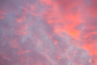 Pembe ve kırmızı bulutlu güzel mercan gökyüzü