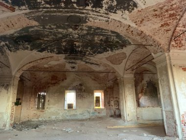 Eski kilise kalıntıları. İçeriden görüntüle