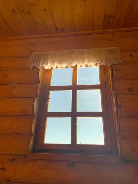 Одно Окно Старого Деревянного Дома — стоковое фото