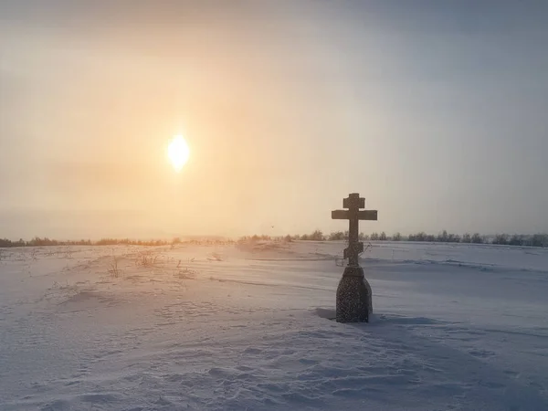 Χριστιανός Σταυρός Χειμώνα Ιερό Μέρος Μοναχικός Τάφος Στο Χειμερινό Χωράφι — Φωτογραφία Αρχείου