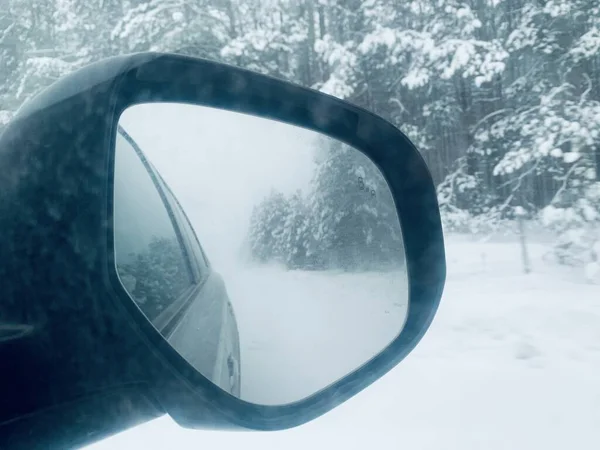 Arabayla Seyahat Etme Kavramı Yan Aynada Güzel Kış Manzarası — Stok fotoğraf