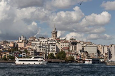 İstanbul 'daki Boğaz' ın Golden Horn bölgesindeki tur teknelerinin görüntüsü. Arka planda Galata kulesi ve Beyoğlu bölgesi var. Güneşli bir yaz günü..