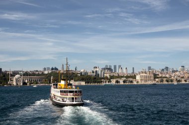 İstanbul 'un İstanbul ve Avrupa tarafındaki geleneksel feribot manzarası. Güneşli bir yaz günü..