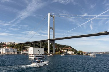 İstanbul 'da Boğaziçi' nde tur tekneleri ve köprü manzarası. Güneşli bir yaz günü. Güzel seyahat sahnesi.