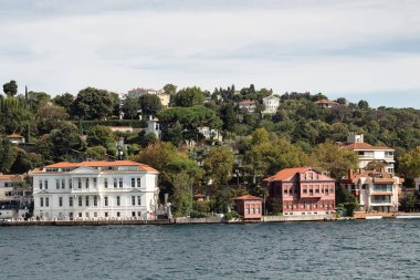 İstanbul 'un Asya yakasının Kanlica bölgesindeki İstanbul Boğazı' nın tarihi ve geleneksel köşklerinin manzarası. Güneşli bir yaz günü. Güzel seyahat sahnesi.