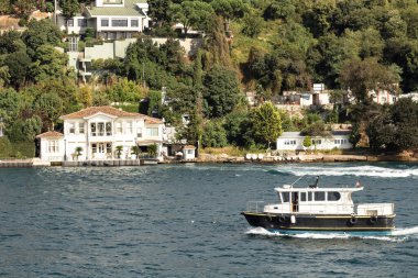 İstanbul 'un Asya yakasındaki Anadolu Hisari Mahallesi' nde boğazdan geçen bir balıkçı teknesinin görüntüsü. Güneşli bir yaz günü. Güzel seyahat sahnesi.