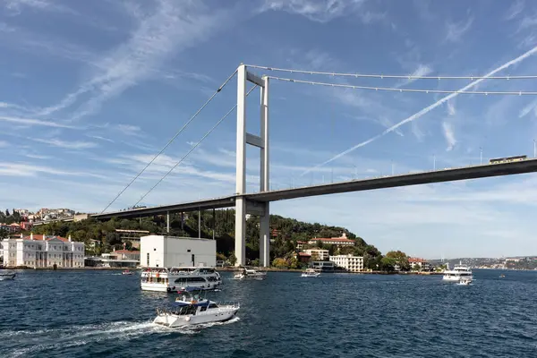 Vue Des Bateaux Croisière Sur Bosphore Pont Istanbul Est Une — Photo