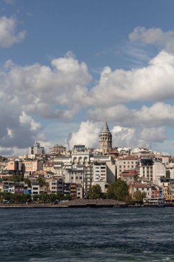 İstanbul 'un Avrupa yakasındaki Galata Kulesi ve Beyoğlu manzarası. Güneşli bir yaz günü..