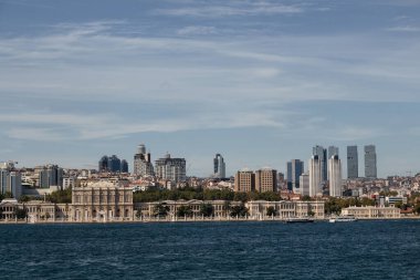İstanbul 'un İstanbul ve Avrupa yakasının tarihi Dolmabahce Sarayı manzarası. Güneşli bir yaz günü..