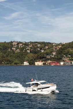İstanbul 'un İstanbul ve Asya yakasından geçen bir yat manzarası. Güneşli bir yaz günü. Güzel seyahat sahnesi.