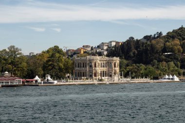 İstanbul 'un Asya yakasının Kandilli bölgesinde bulunan Kucuk Su Kasri adlı Boğaz' ın tarihi köşkü. Güneşli bir yaz günü. Güzel seyahat sahnesi.