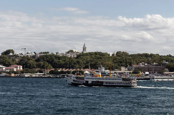 İstanbul 'daki Topkapı Sarayı' nın önünden geçen feribot görüntüsü. Güneşli bir yaz günü..