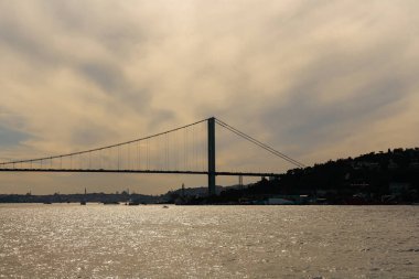 İstanbul 'daki Boğaz Köprüsü' nün gün batımı manzarası. Güneşli bir yaz günü. Güzel sahne.