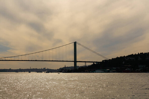 Вид на Босфорский мост на закате в Стамбуле. Это солнечный летний день. Красивая сцена.