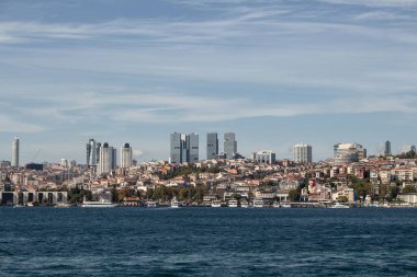 İstanbul 'un Avrupa yakasındaki Boğaziçi, Beşiktaş ve Lvent bölgelerindeki teknelerin manzarası. Güneşli bir yaz günü..