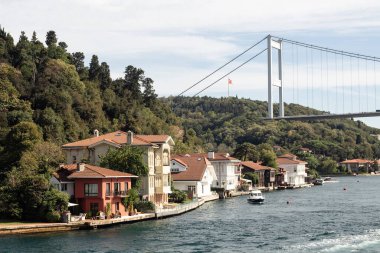 İstanbul 'un Asya yakasının Kanlica bölgesindeki İstanbul Boğazı' nın tarihi ve geleneksel köşklerinin manzarası. Manzarada tekneler ve FSM köprüsü de yer alıyor. Güneşli bir yaz günü. Güzel seyahat sahnesi.
