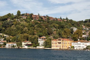 İstanbul 'un Asya yakasının Kandilli bölgesinde İstanbul Boğazı' nın tarihi ve geleneksel malikanelerinin manzarası. Güneşli bir yaz günü. Güzel seyahat sahnesi.