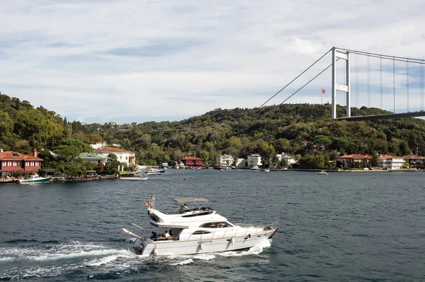 Vue Yacht Passant Sur Bosphore Par Quartier Kanlica Côté Asiatique — Photo