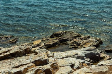 Türkiye 'nin Ayvalik bölgesinde ele geçirilen Ege Denizi' ndeki volkanik kayaların görüntüsü. Güneşli bir yaz günü..