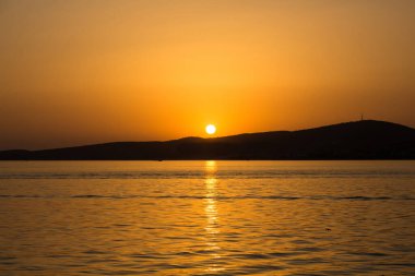 Türkiye 'nin Ayvalik bölgesinde yaz mevsiminde gün batımında Ege Denizi ve manzarası.