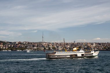 İstanbul 'un Asya yakasında ve Boğaz' da geleneksel feribot manzarası. Güneşli bir yaz günü..