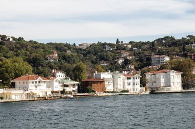 İstanbul 'un Asya yakasının Kanlica bölgesindeki İstanbul Boğazı' nın tarihi ve geleneksel köşklerinin manzarası. Güneşli bir yaz günü. Güzel seyahat sahnesi.