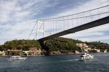İstanbul 'un Asya yakasındaki Kanlica Mahallesi' nde boğazdan geçen yatların görüntüsü. Arka planda FSM köprüsü var. Güneşli bir yaz günü. Güzel seyahat sahnesi.