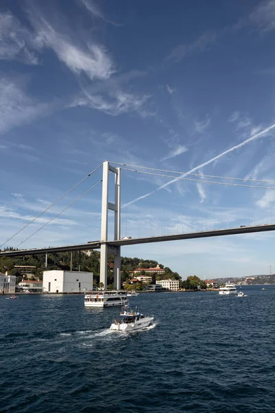 Вид Круизные Суда Босфоре Мост Стамбуле Солнечный Летний День Туристическая — стоковое фото