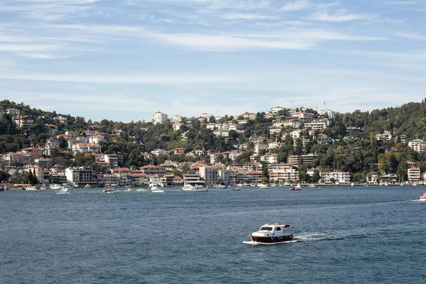 İstanbul 'un Avrupa yakasındaki Boğaz ve Bebek Mahallesi' nde küçük bir tekne manzarası. Güneşli bir yaz günü. Güzel seyahat sahnesi.