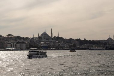 İstanbul 'daki Boğaz' ın Golden Horn bölgesindeki vruise tur teknelerinin manzarası. Arkaplanda Eminonu adında tarihi bir kasaba var. Güzel sahne.