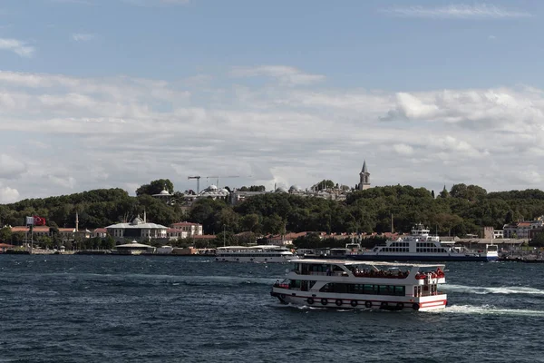 View Bosphorus Tour Boats Passing Front Topkapi Palace Istanbul Sunny — Zdjęcie stockowe