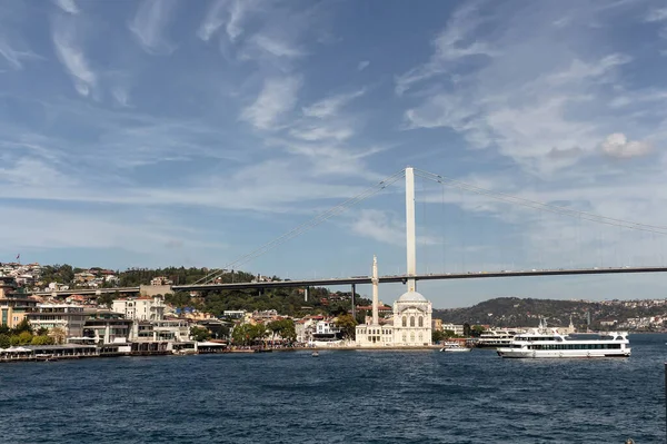 View Cruise Tour Boats Bosphorus Historical Ortakoy Mosque Bridge Istanbul — 图库照片