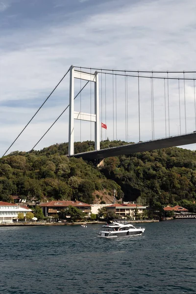 Вид Яхту Проходящую Босфору Районе Канлика Азиатской Стороне Стамбула Мост — стоковое фото