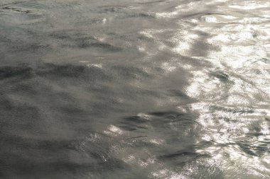 Deniz yüzeyi arka planı. Güneş ışığı parlar.