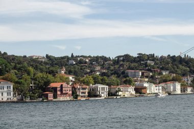 İstanbul 'un Asya yakasının Kanlica bölgesindeki İstanbul Boğazı' nın tarihi ve geleneksel köşklerinin manzarası. Güneşli bir yaz günü. Güzel seyahat sahnesi.