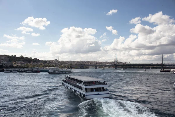View Tour Boats Golden Horn Part Bosphorus Halic Bridge Istanbul — Stok fotoğraf