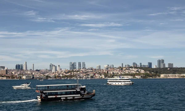 View Tour Boats Bosphorus European Side Istanbul Sunny Summer Day — Stockfoto