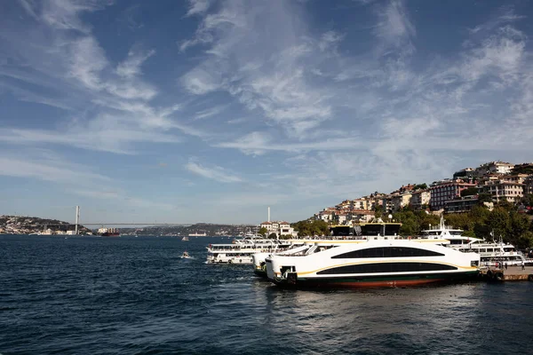 View Moored Boats Uskudar Port Bosphorus Istanbul Sunny Summer Day — Stock Photo, Image