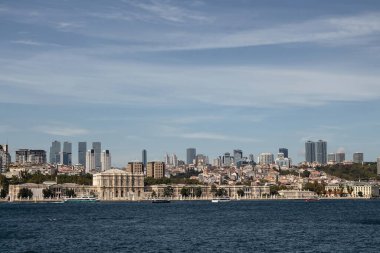İstanbul 'un İstanbul ve Avrupa yakasının tarihi Dolmabahce Sarayı manzarası. Güneşli bir yaz günü..