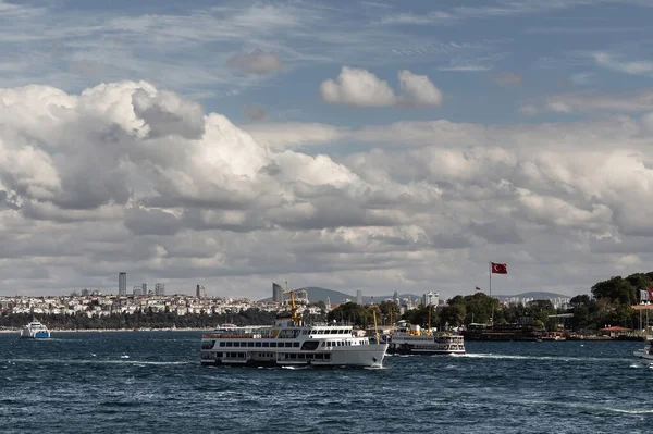 View Ferryboats Passing Front Topkapi Palace Istanbul Asian Side Background — Stock Photo, Image