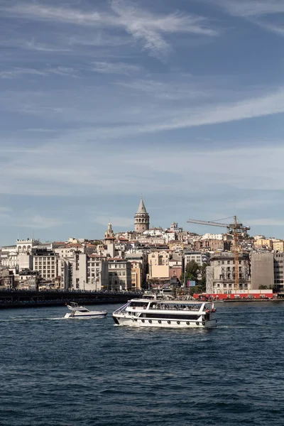 Вид Экскурсионную Лодку Яхту Золотой Рог Стороны Босфора Стамбуле Окон — стоковое фото