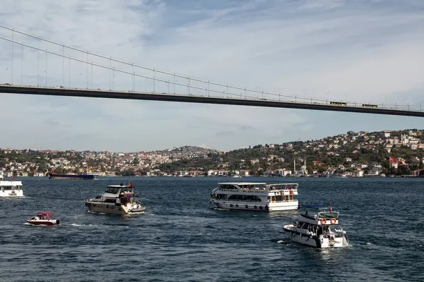 View Cruise Tour Boats Bosphorus Bridge Istanbul Sunny Summer Day — Photo