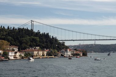 İstanbul 'un Asya yakasındaki Kanlica Mahallesi' nin Boğaz 'daki yat manzarası. Arka planda FSM köprüsü var. Güneşli bir yaz günü. Güzel seyahat sahnesi.